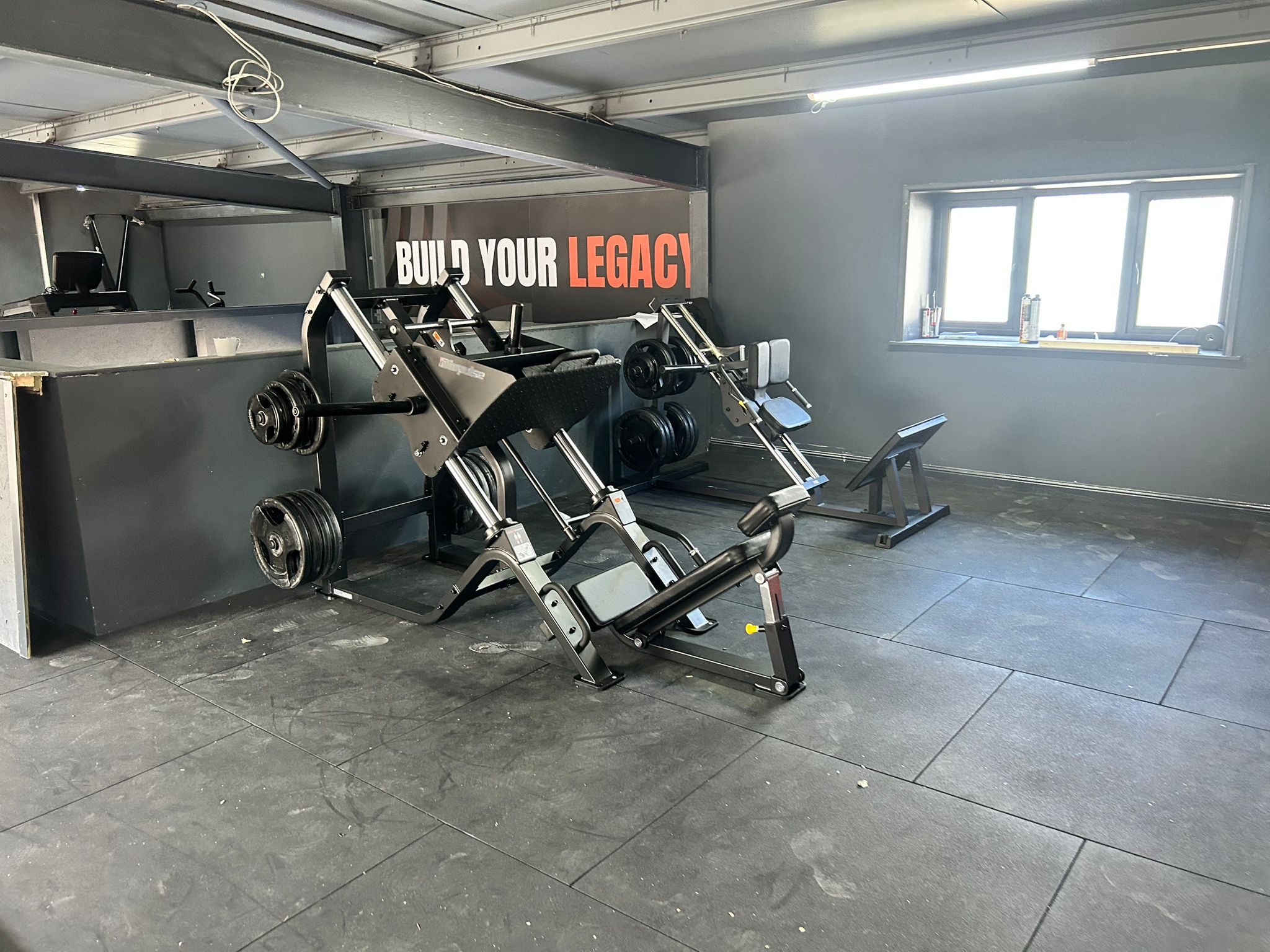 Plate-loaded strength equipment with weights stacked